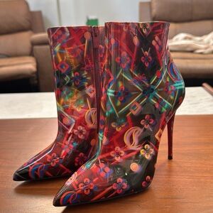 Christian Louboutin

So kate booty patent leather ankle boots